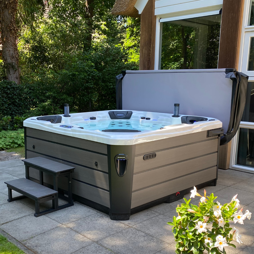 Spa onder overkapping met spa cover